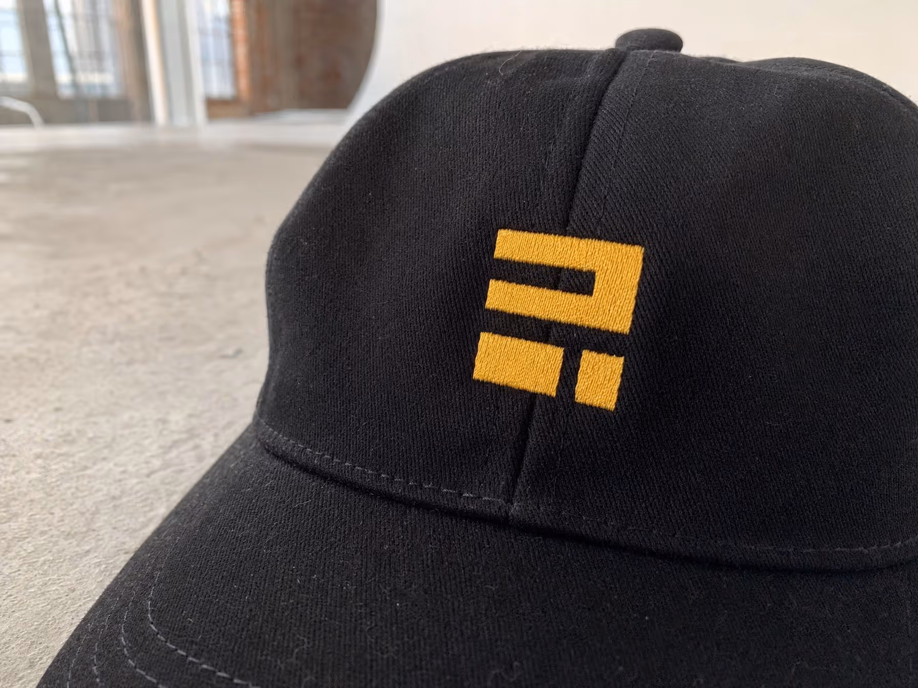 Haft na czapce z daszkiem z logo firmy